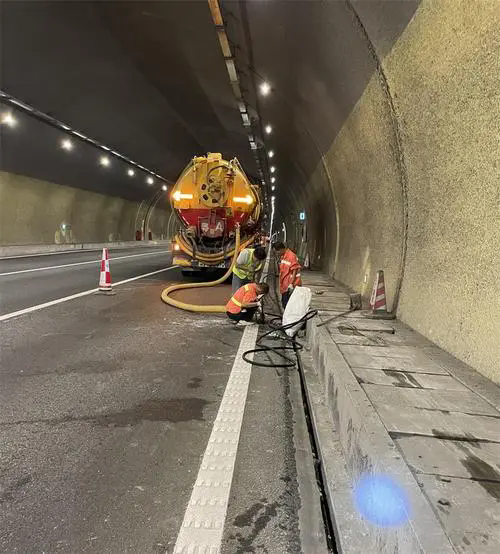 大新隧道排水渠清淤